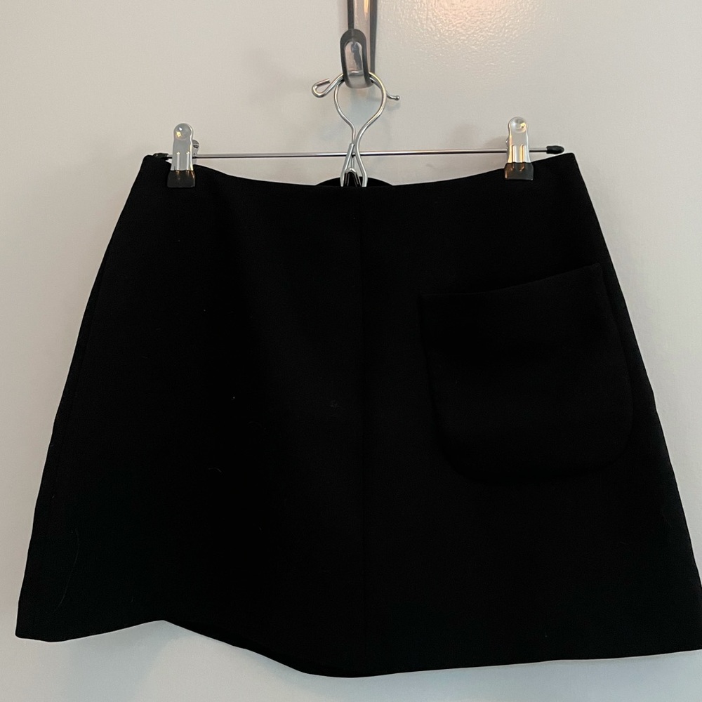Wilfred size 6 black front pocket mini skirt